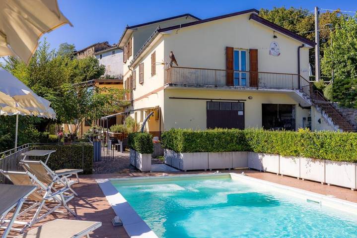 Ferienhaus für 4 Personen, mit Whirlpool und Terrasse sowie Garten und Pool