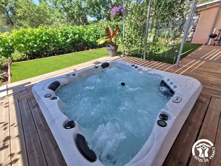 Gîte pour 4 personnes, avec jacuzzi et terrasse à Bosc - 2