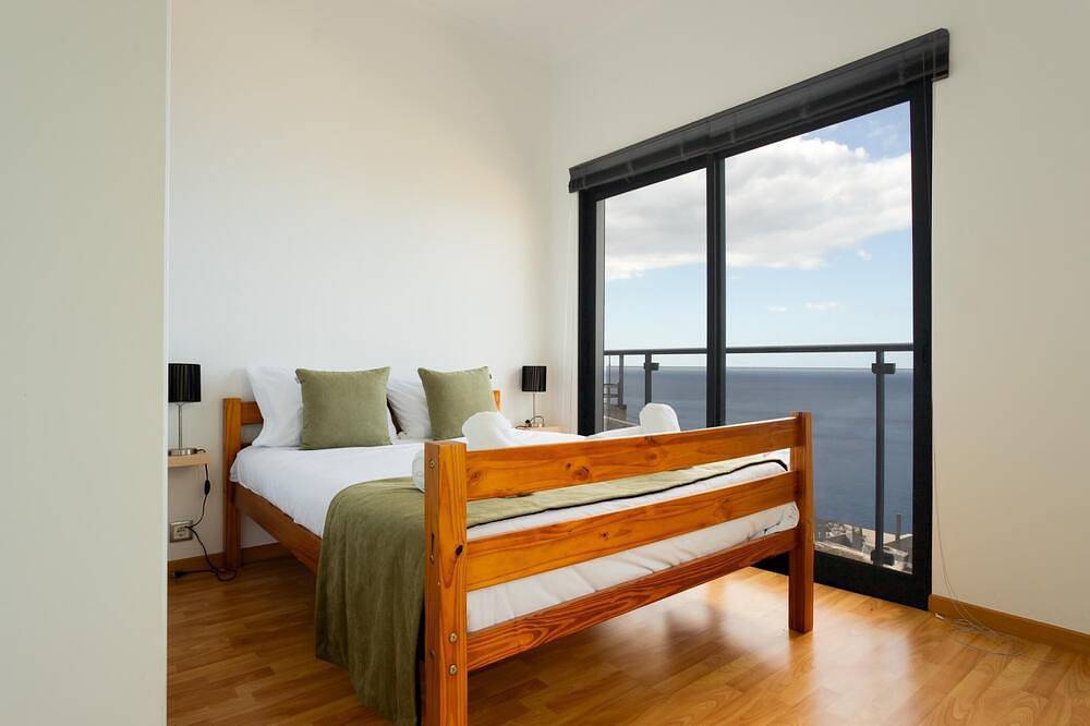 3-bedroom apartment fully equipped with a beautiful sea view. in Arco da Calheta, Madeira
