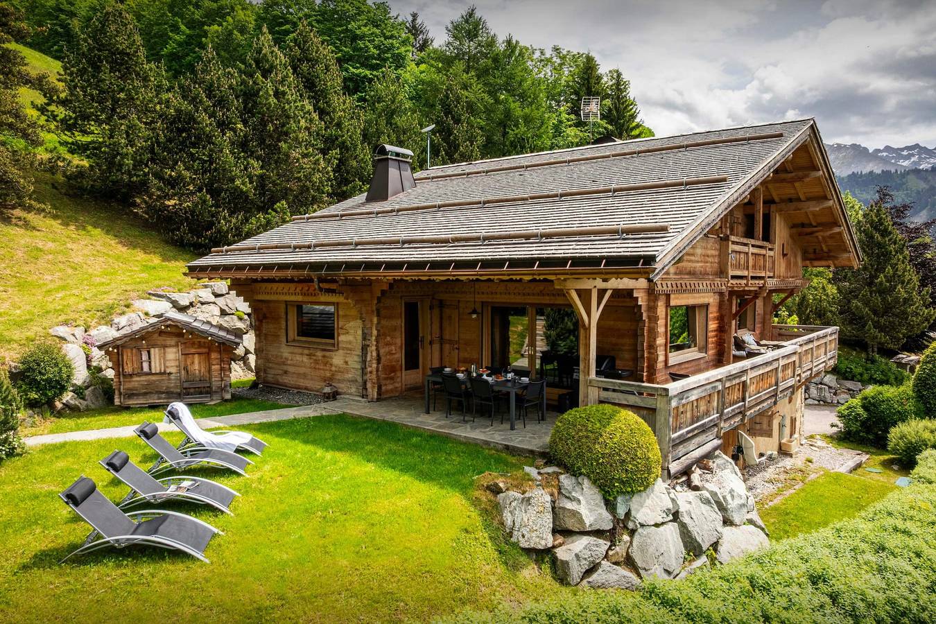 Relax in the hot tub or sauna at this unique chalet for 13 - Ovo Network in Manigod, Región de Annecy