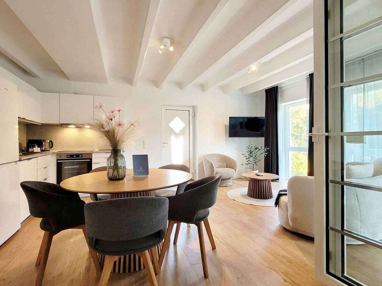 Ganze Ferienwohnung, Charmante Ferienwohnung mit Terrasse - nur 50m zum Strand mit eigenem Parkplatz und Fahrradunterstellmöglichkeit - Gemütliche Ferienwohnung "Windjammer" mit Parkplatz – Nur 50 Meter zur Ostsee in Sierksdorf, Ostholstein
