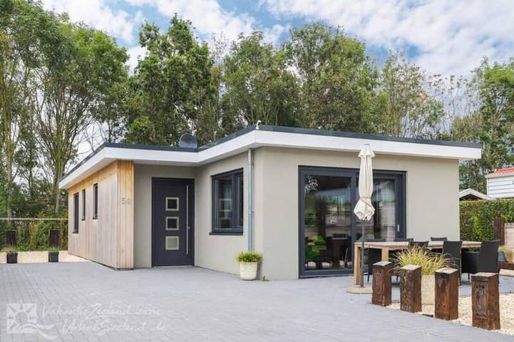 Vakantiehuis voor 6 personen, with terras and zwembad as well as tuin in Zeeland