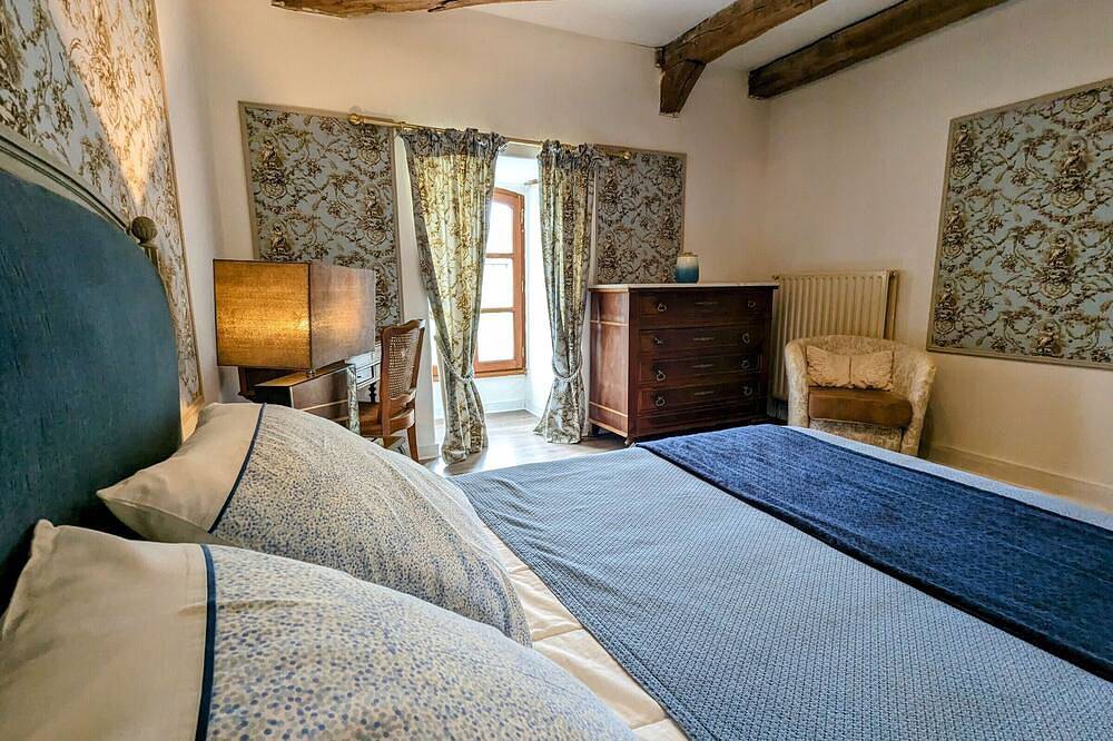 Charmantes Ferienhaus in Berry mit Jacuzzi und Terrasse in Le Blanc, Le Blanc und Umgebung