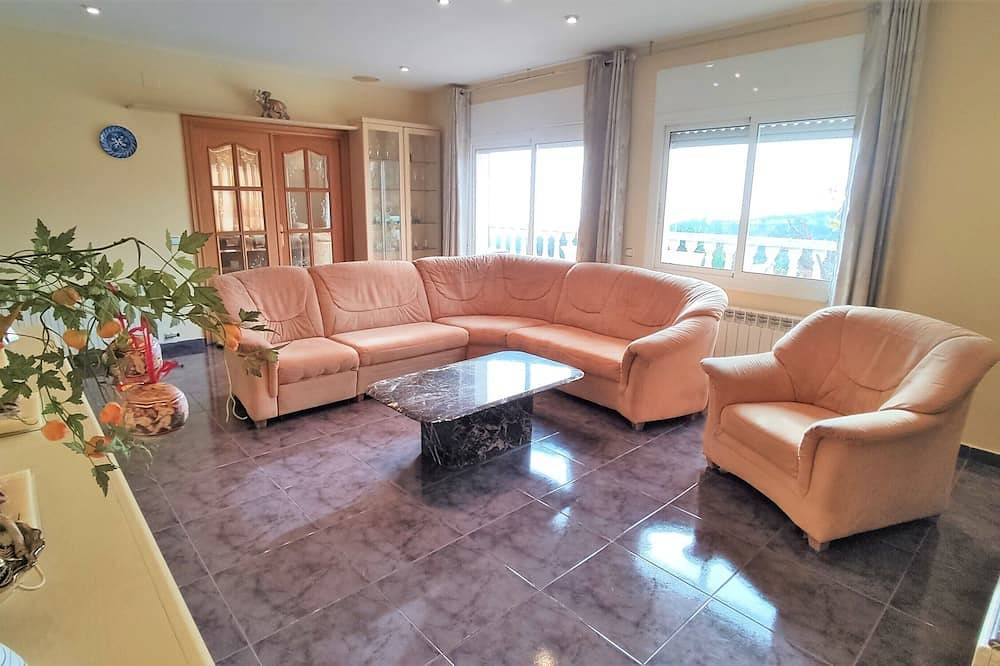 Villa Carolina, Privatpool, Grill, Meerblick, Parkplatz, Partyraum, Billard in Mataró, Costa del Maresme