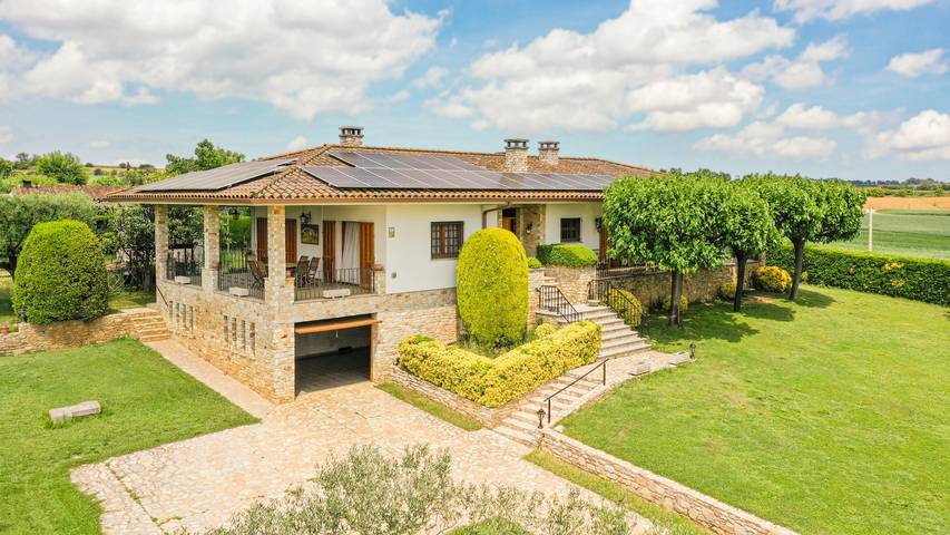 Casa rural para 11 personas, con balcón y jardín en Pla de l'Estany
