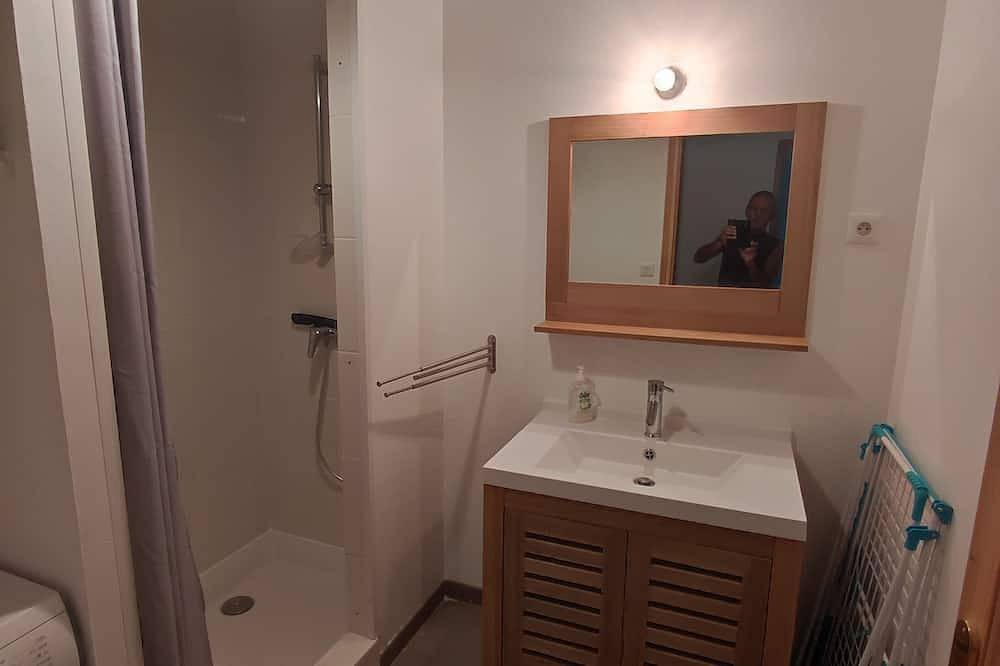 Appartement entier, L'atelier d'Emile, 15 mn du Val d’Allos, T3, 6 personnes sur terrain de 700 m² in Beauvezer, Région Castellane