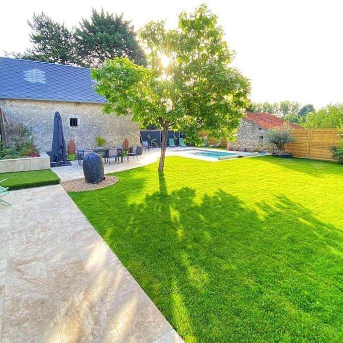 Gîte pour 8 personnes, avec jardin ainsi que piscine et jacuzzi à Lestiou