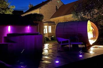 Gîte pour 10 personnes, avec jacuzzi ainsi que sauna et jardin, animaux acceptés à Étrochey
