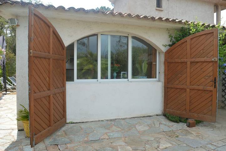 Location de vacances pour 2 personnes, avec piscine ainsi que jardin et terrasse à Porto-Vecchio