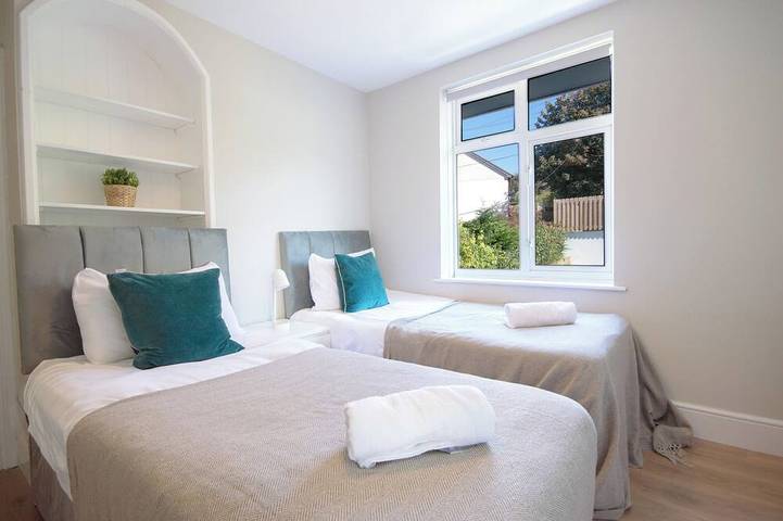 Stylish Salcombe House, Walk to Beach & Town, Dogs, Garden, 2 Parking, Sleeps 6 in Salcombe, South Devon
