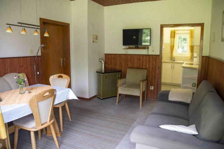 Ganze Ferienwohnung, Fw unten, Dusche, Wc, 2 Schlafräume in Hermannsburg, Naturpark Südheide