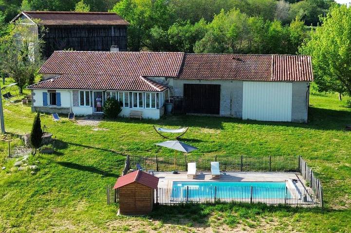 Location de vacances pour 8 personnes, avec jardin et jacuzzi à Saint-Colomb-de-Lauzun