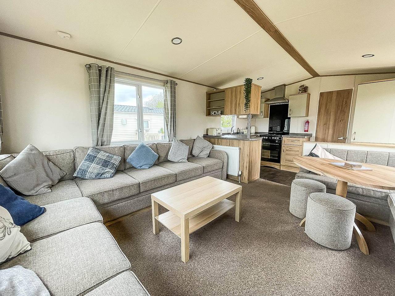 Caravansleeps6-Hottub-Garden-Waterwonderland in Tattershall, Lincolnshire