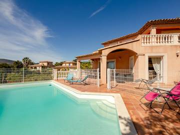 Location de vacances pour 8 personnes, avec jardin et terrasse à Sainte-Maxime