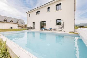 Gîte pour 6 personnes, avec jardin ainsi que terrasse et piscine, animaux acceptés à Ydes