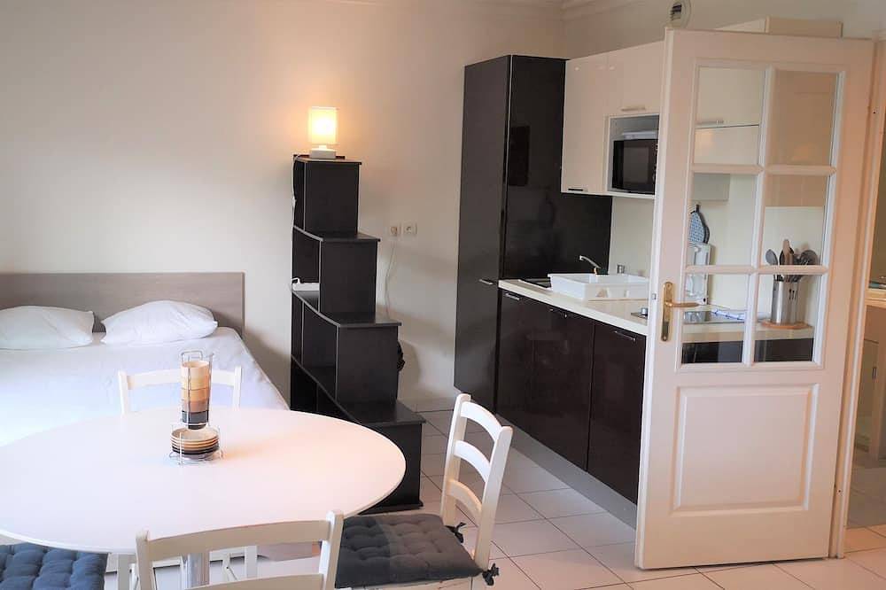 Hel lejlighed, Juan les Pins Front de Mer Studio Apartment Swimming pool Garage Clim 300 m Beach in Antibes, Cannes og omegn