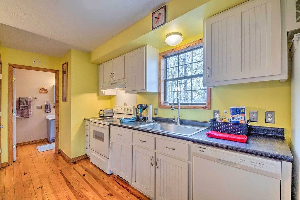 Lake House w/ Hot Tub + Fire Pit - 1 Mi to Marina! in Dale Hollow Lake