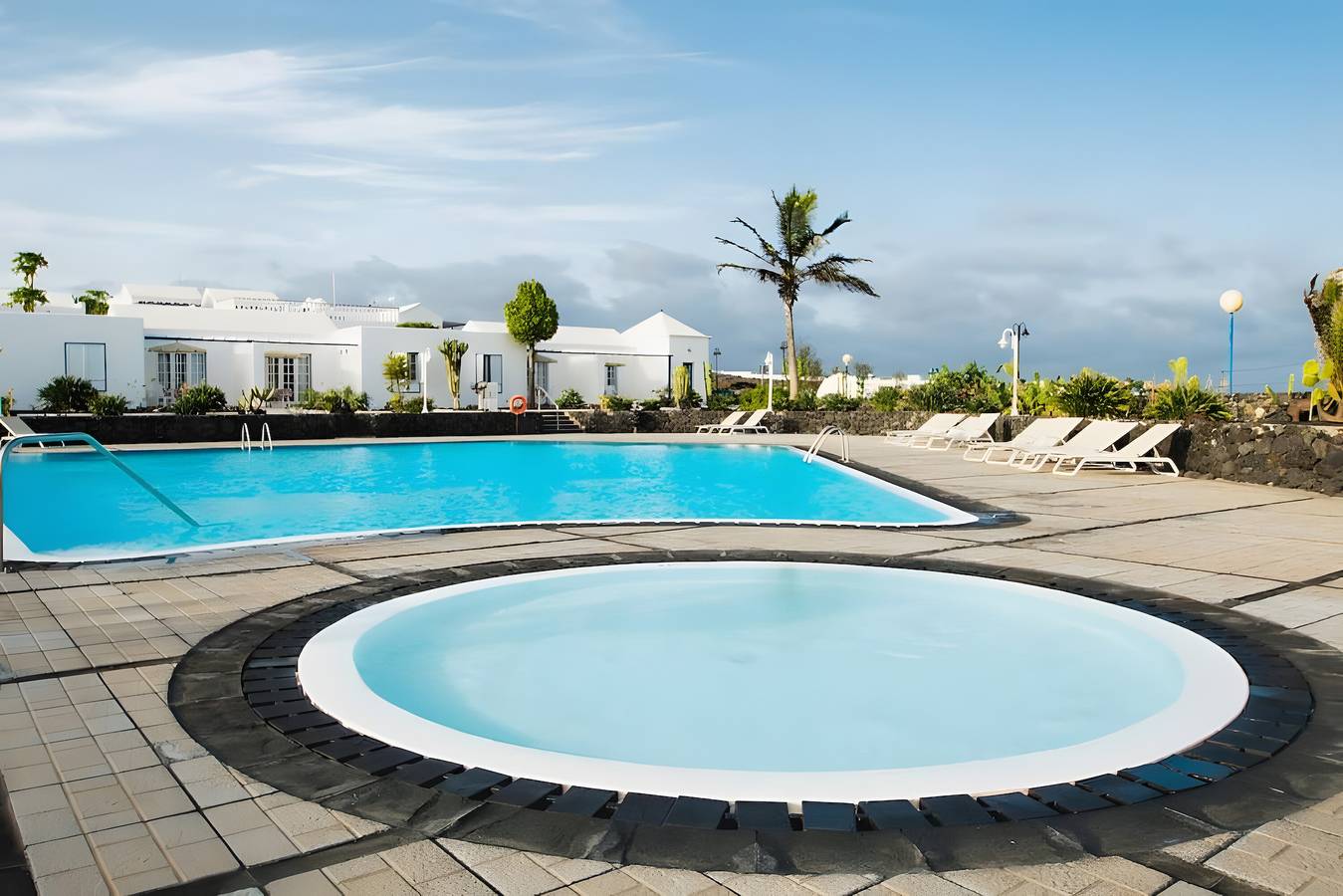 Holiday Home 'Caleta Campos Bungalows' with Sea View, Shared Pool and Wi-Fi in Punta de las Mujeres, Haría