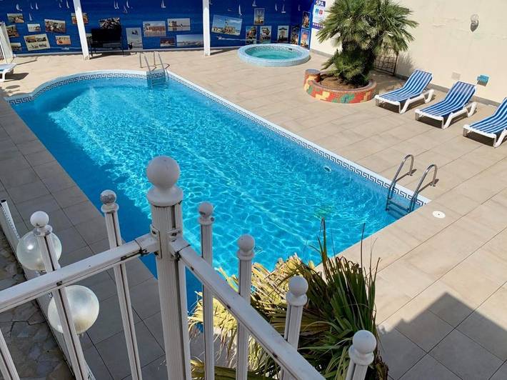 Hôtel pour 2 personnes, avec piscine ainsi que jacuzzi et balcon