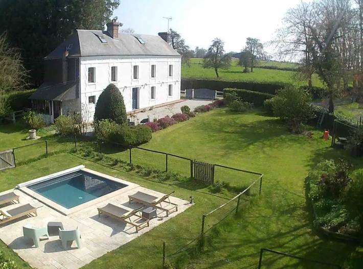 Gîte pour 13 personnes, avec terrasse ainsi que piscine et jardin, animaux acceptés à Saint-Philbert-des-Champs