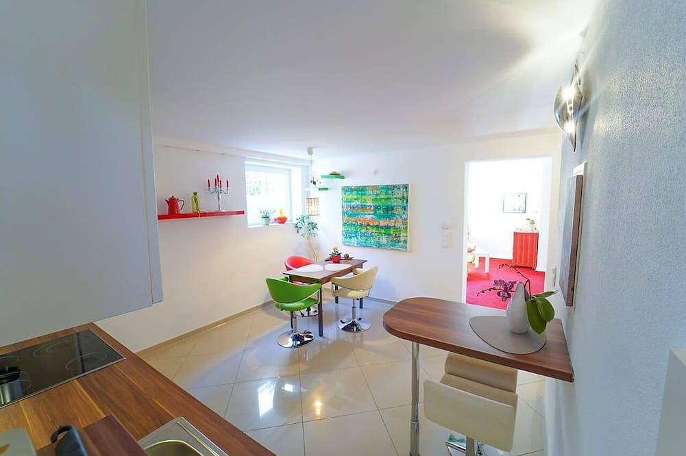 Ganze Wohnung, Ferienwohnung 47 qm im Souterrain, hell und modern, ruhig mit Gartenmitbenutzung in Bad Urach, Albsteig Etappe 9
