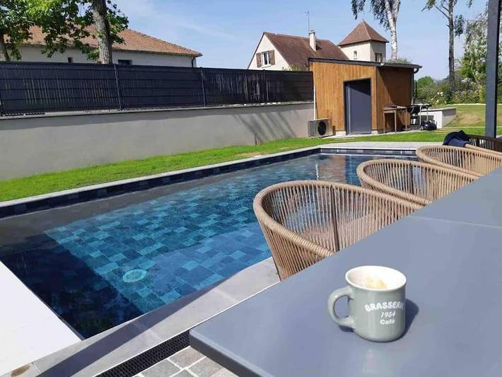 Location de vacances pour 12 personnes, avec jacuzzi ainsi que jardin et piscine à Brette-les-Pins - 2
