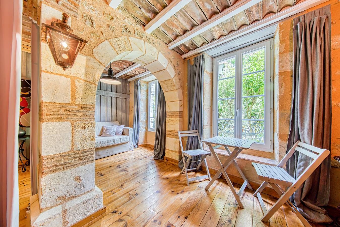Chambre d'hôtes 'L'orée De Lansot - Chambre Romance' avec terrasse partagée, jardin partagé et Wi-Fi in Noaillan, Région de Langon