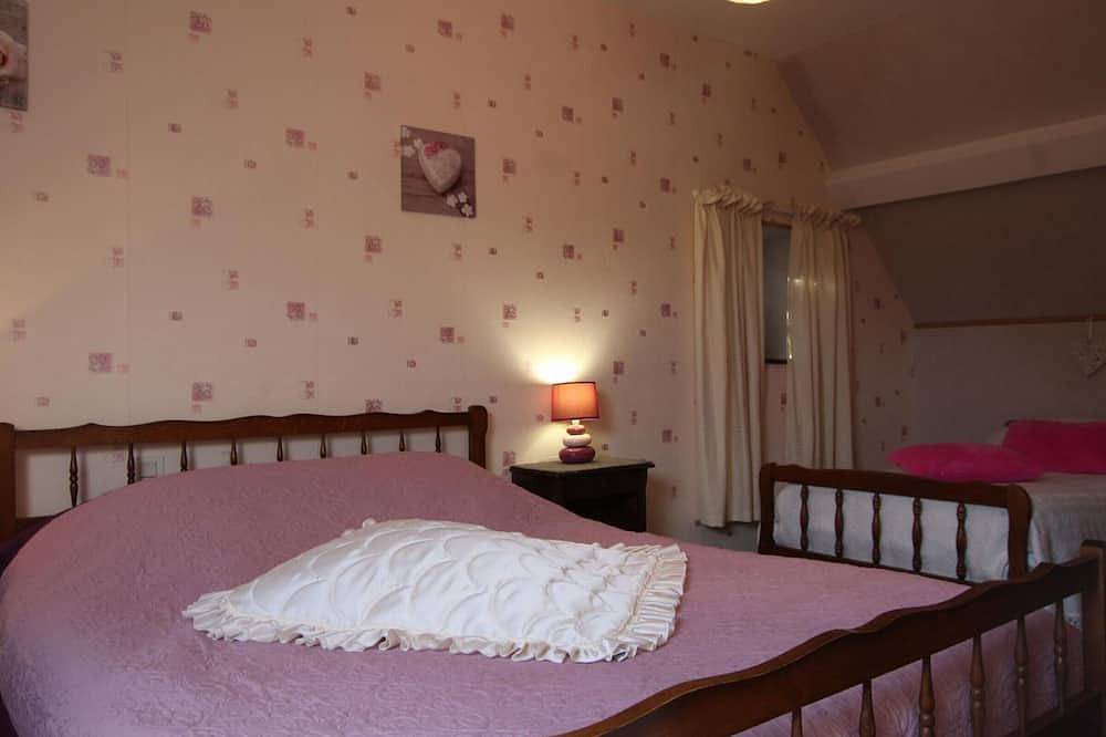 Maison en pierre avec jardin, proche plages, cheminée, 3 chambres, animaux acceptés in Surville, La Haye (Manche)