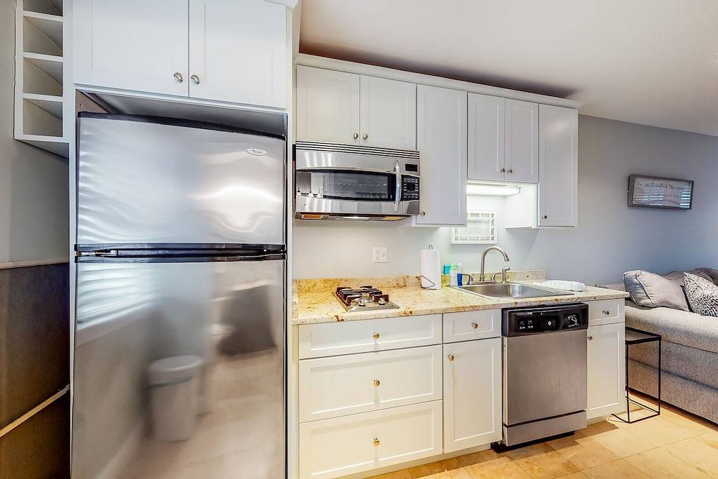 Ganze Wohnung, Quaint condo near private beach access with fireplace - close to dining in Dennis Port, Dennis