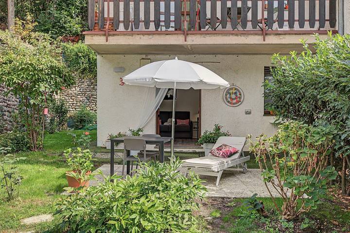 Entire apartment, La Belle au Bois Dormant – mountain view, private garden near Aosta in Quart, Wallisian Alps