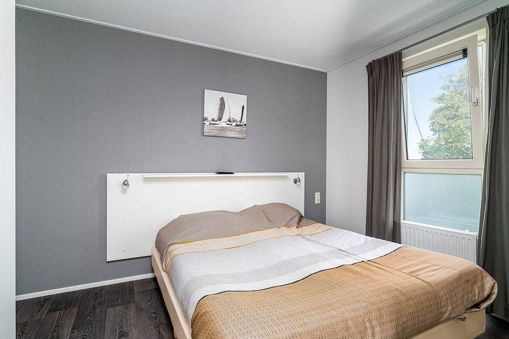 Übernachten Sie in unserem gemütlichen Luxus-Chalet Meine 4, das über einen privaten Steg und eine Sauna verfügt. in Akkrum, Friesland