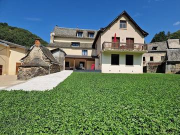 Gîte pour 14 personnes, avec vue ainsi que terrasse et jardin, animaux acceptés à Coubisou