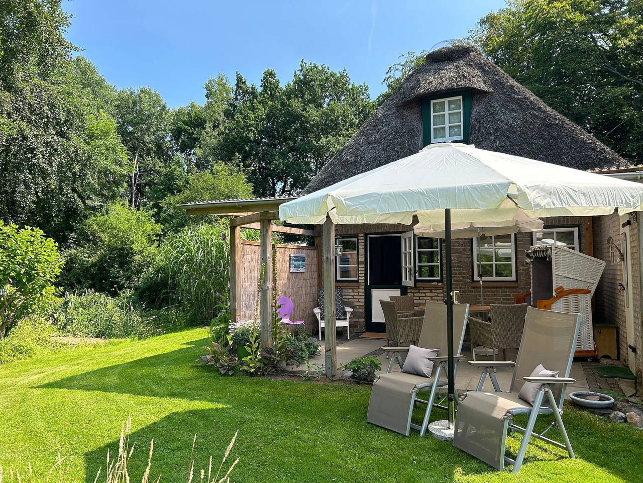 Ganze Ferienwohnung, Kleines Reethaus mit liebevoller Einrichtung und Garten - Kleines Reethaus Johannsen - Peter Johannsen in Silberstedt, Eider-Treene-Sorge