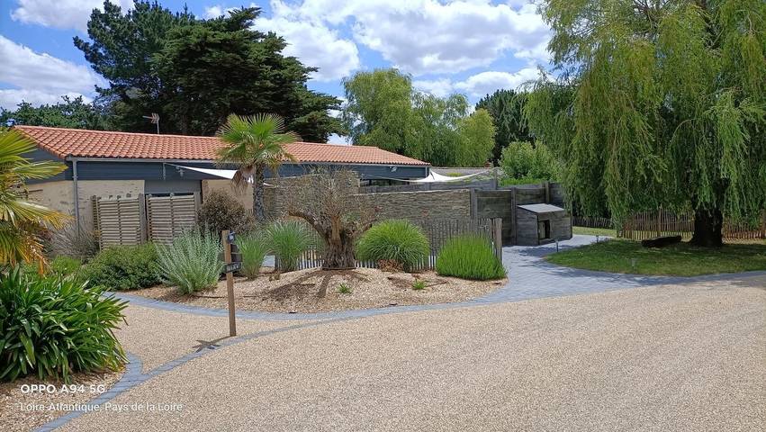 Gîte pour 8 personnes, avec terrasse et piscine ainsi que jardin et jacuzzi