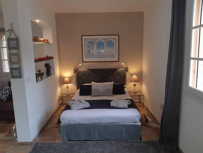 Chambre d’hôte pour 2 personnes, avec vue ainsi que piscine et jardin à Tourrettes - 2