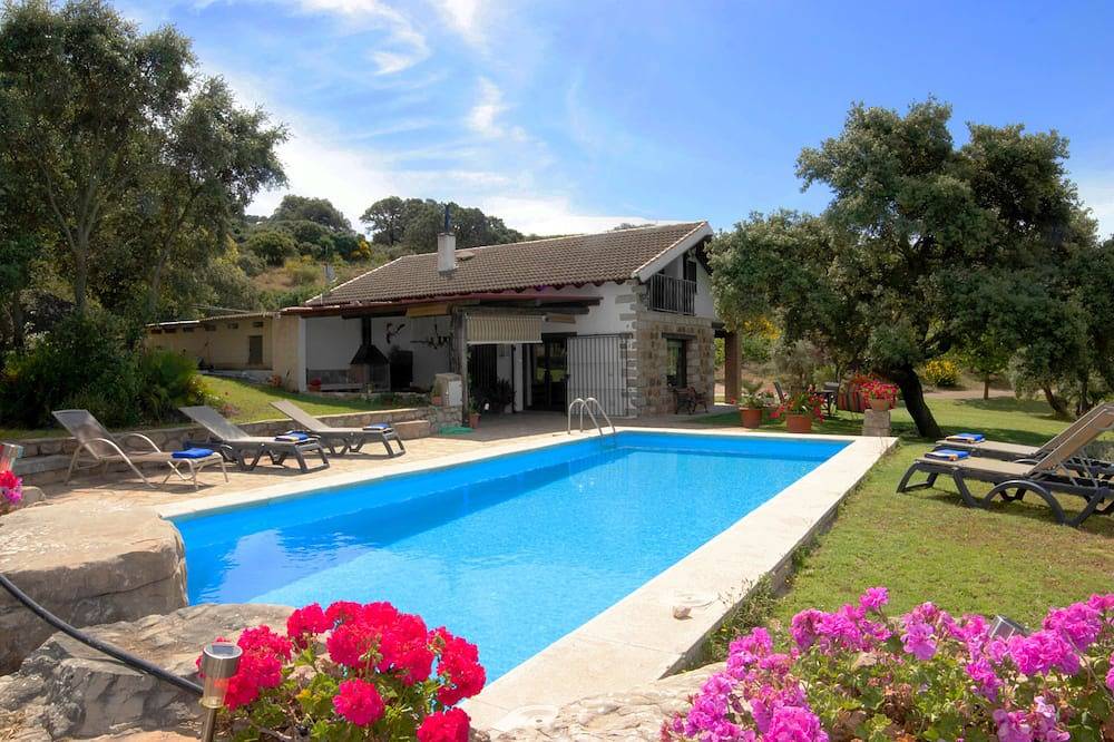 Rural house with spacious exterior and views of the mountains of Malaga. full rent in La Joya, Antequera