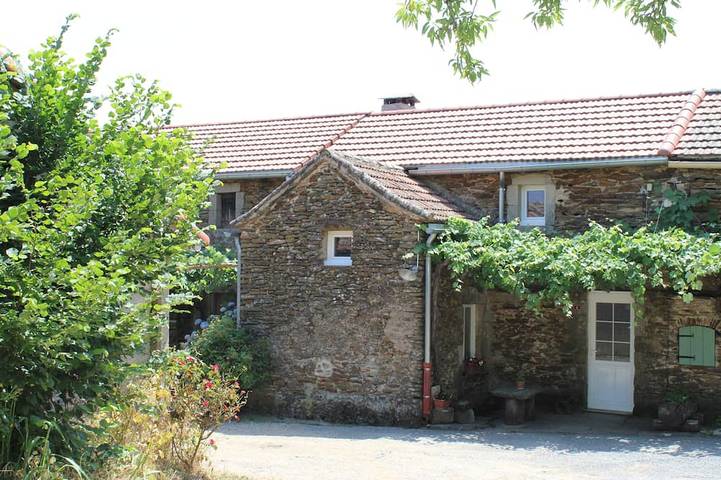 Gîte pour 6 personnes, avec jardin à Sénéchas