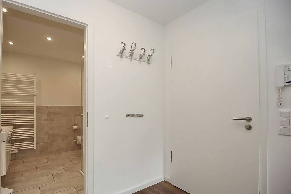 Ganze Wohnung, Großzügige 2-Zimmer-Ferienwohnung für 4 Personen mit Terrasse, Strandkorb & Hund in Heiligendamm, Rostock und Umgebung