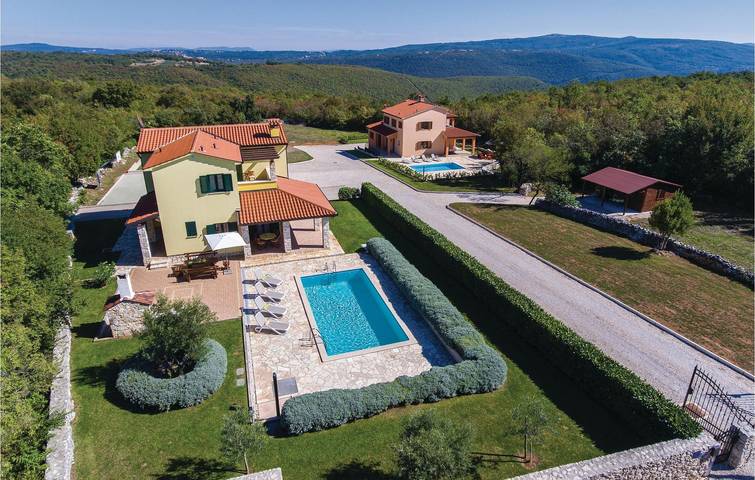 Geräumige Ferienwohnung mit Pool und Terrasse, 300 m vom Stadtzentrum von Kunj entfernt in Raša, Ostküste Istrien