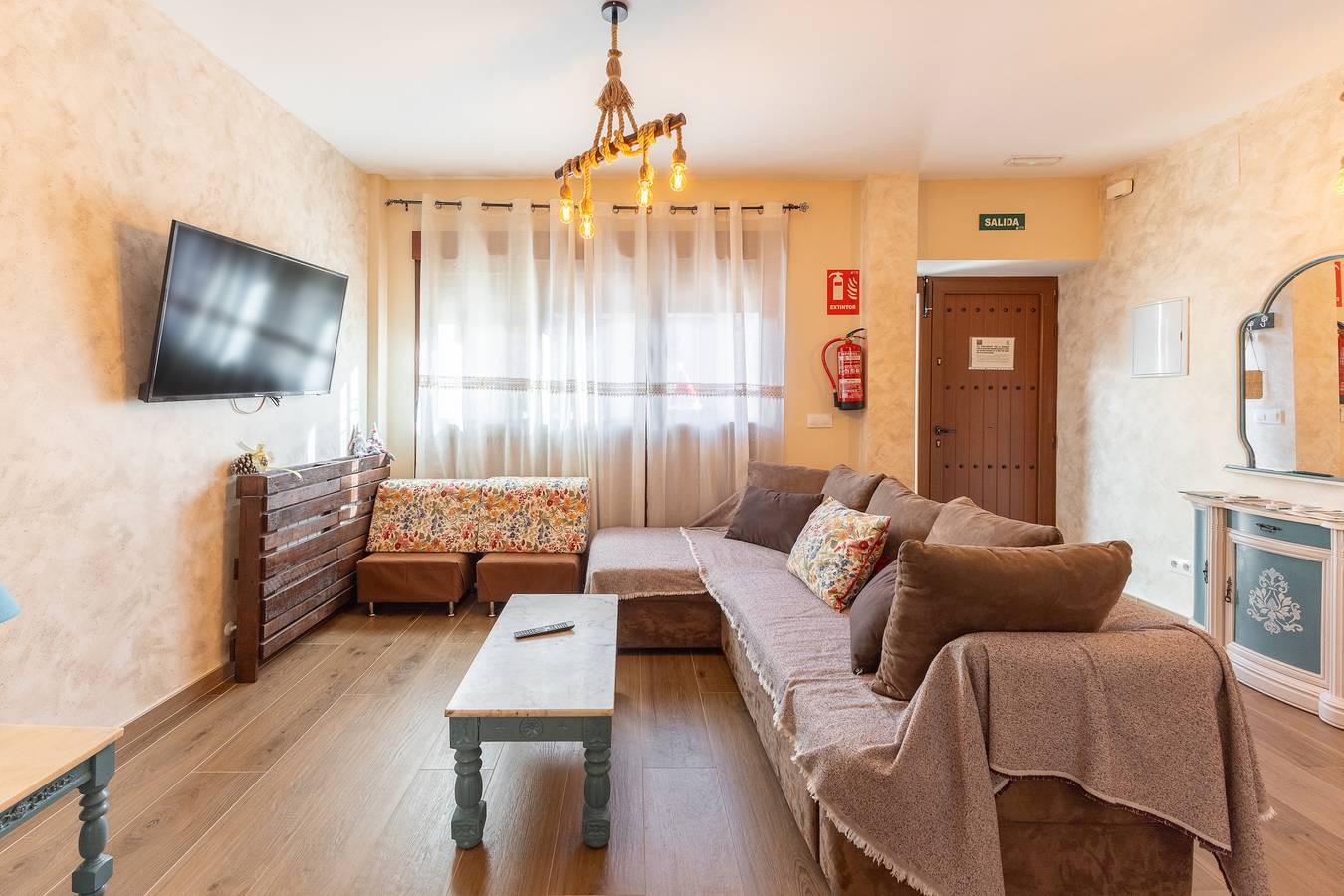 Country House 'Aurora' with Private Pool, Private Garden and Wi-Fi in Sanchidrián, Ávila Region