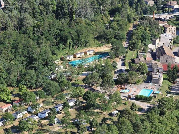 Flower Camping Le Mas de Champel  - Tente en toile et en bois 4 personnes - Safari Bali 35m² - Standard - 2 chambres - Terrasse - sanitaires individuels à proximité in Les Ollières-sur-Eyrieux, Parc naturel régional des Monts d'Ardèche