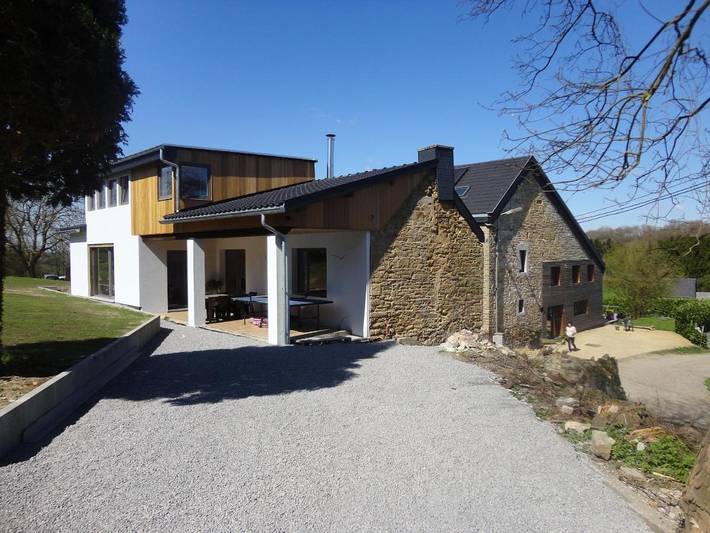 Location de vacances pour 9 personnes, avec Terrasse ainsi que Jardin et Piscine dans Les Granges