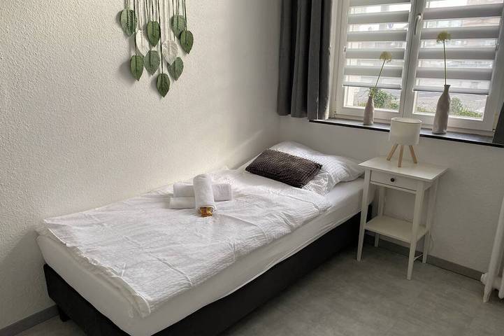 Appartement entier, Vacation Rental / Apartment for Workers in Solingen City, Across from Clemensgalerien in Solingen, Bergisches Land