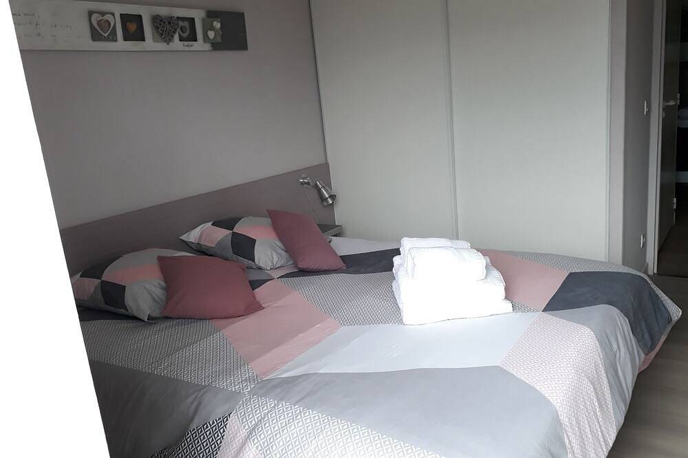 Entire apartment, Sea view apartment, 2-4 pers, 50m from the beach, pink granite coast, paimpol bay. in Trévou-Tréguignec, Pink Granite Coast