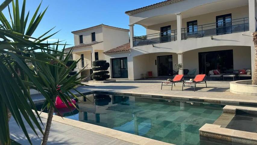 Location de vacances pour 12 personnes, avec jardin et piscine, animaux acceptés à Saint-Étienne-du-Grès