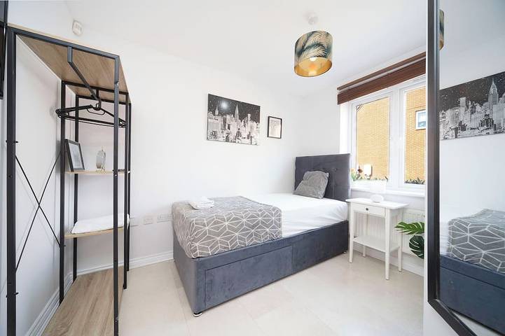 6 Bed Hse Perfect for Contractors & Large Groups in Milton Keynes, Südostengland