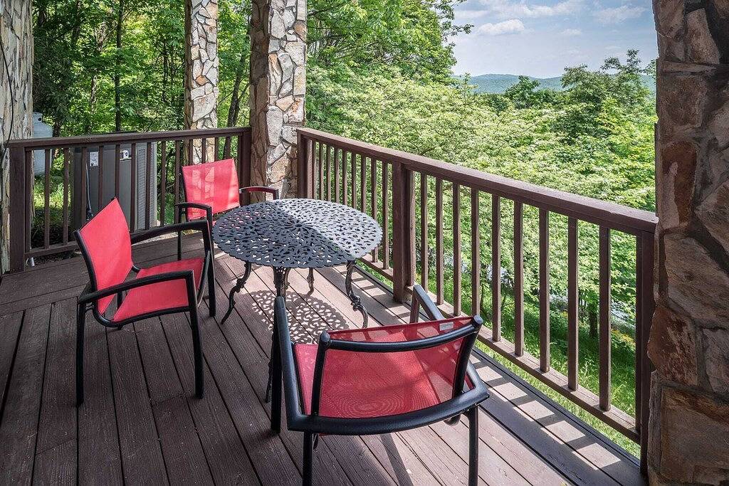 Charming 4Br / 3Ba Französisch Mountain Elegantes Cottage auf sieben Teufel! Long Range Views & Whirlpool in Blue Ridge Parkway, Seven Devils
