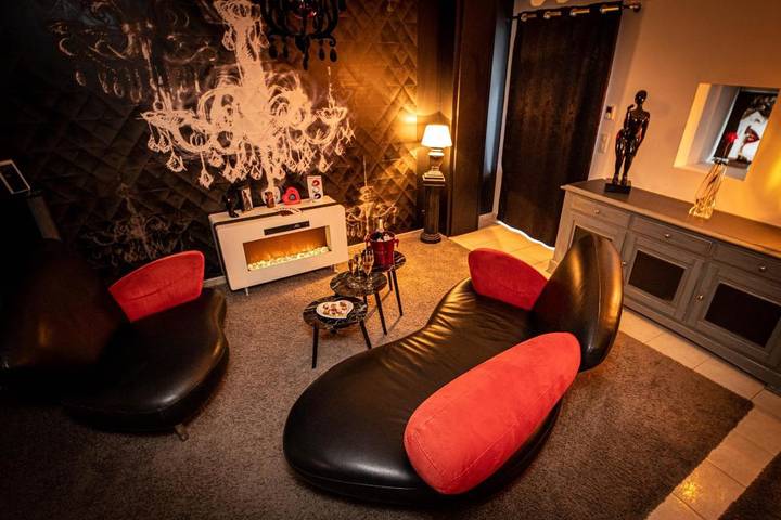 Location de vacances pour 2 personnes, avec jardin ainsi que jacuzzi et piscine à Trévron - 3