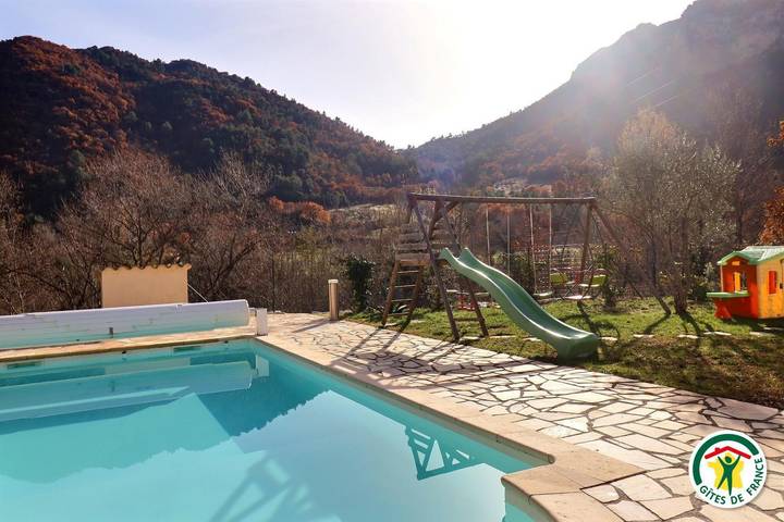 Gîte pour 4 personnes, avec terrasse ainsi que jardin et piscine
