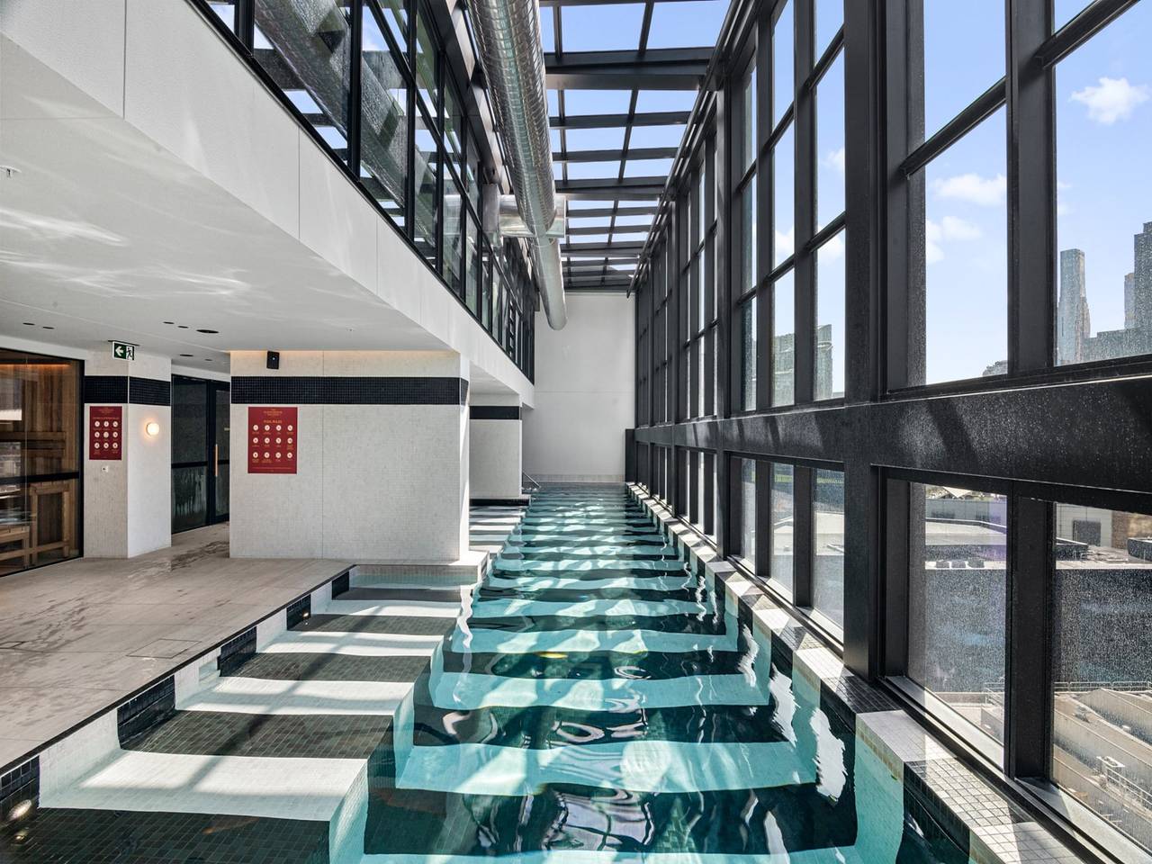 Entire apartment, Chic Apartment near Crown Casino,Pool, Gym & Views in Southbank, Melbourne